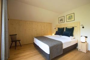 A bed or beds in a room at Birkenhof