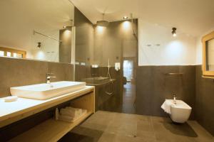 A bathroom at Birkenhof
