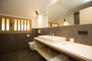 A bathroom at Birkenhof