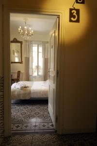 een open deur naar een slaapkamer met een bed bij Auberge du Cellier in Montner