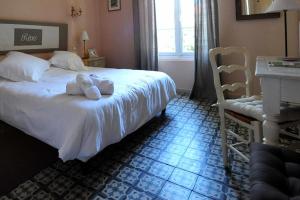 1 dormitorio con 1 cama y 2 toallas blancas en Auberge du Cellier, en Montner