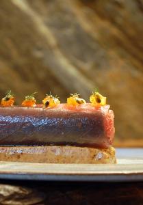 un pedazo de comida en un plato en una mesa en Auberge du Cellier, en Montner