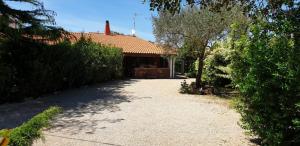 una entrada de entrada frente a una casa con un edificio en "SA DOMO DE SOS ARANZOS" en Santa Maria la Palma