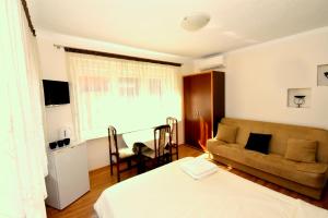 TV a/nebo společenská místnost v ubytování Holiday Łeba + 37 fotografií
