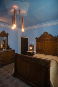 - une chambre avec un lit, une commode et un miroir dans l'établissement Luce di Vino, à Montalcino