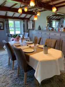 - une salle à manger avec une table et des chaises dans l'établissement B&B Decoster, à Zuienkerke