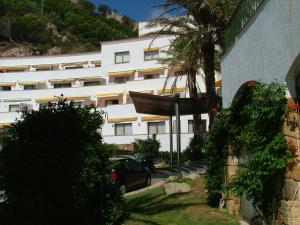 um edifício branco com um carro estacionado em frente em Cap Sa Sal Navy, Begur, Girona em Begur