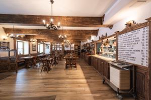 restauracja z drewnianymi ścianami, stołami i krzesłami w obiekcie Hotel Rankl w mieście Horská Kvilda