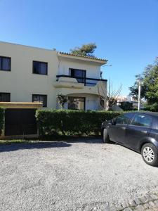 een zwarte auto geparkeerd voor een huis bij Casa Alvor in Alvor