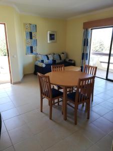 een eetkamer en een woonkamer met een tafel en stoelen bij Casa Alvor in Alvor