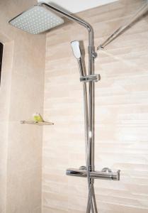 uma casa de banho com uma cabeça de chuveiro em Hotel Mercedes em Camargo