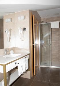 a bathroom with a sink and a shower at Hotel Mercedes in Camargo