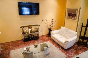 a living room with a white couch and a table at Backpacker Naples in Naples