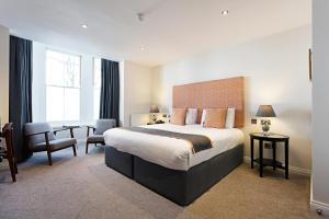 Cama o camas de una habitación en Andover House Hotel & Restaurant - Adults only