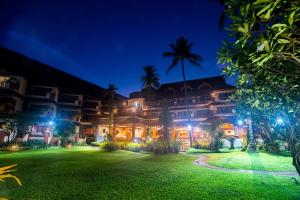 a view of the resort at night at Aloha Resort in Lamai