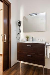 y baño con lavabo y espejo. en Hotel de Francia y París, en Cádiz