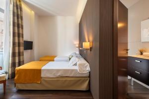 a hotel room with a bed in a room at Hotel de Francia y París in Cádiz
