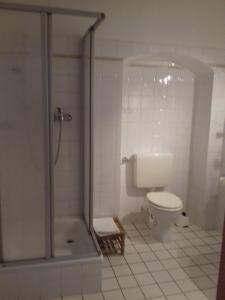 Koupelna v ubytování Altstadtpension + 12 fotografií
