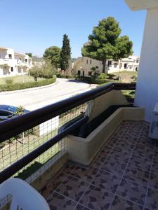 een balkon met een leuning en een straat bij Casa Alvor in Alvor