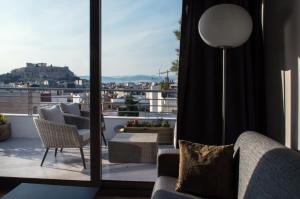 - un salon avec un balcon offrant une vue dans l'établissement Acropolis View Rooftop Apartment Athens, à Athènes