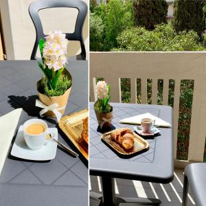 uma mesa com uma chávena de café e um prato de pastelaria em Agorà B&B Urban Relais em Canosa di Puglia