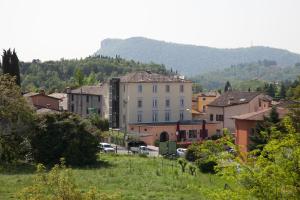 een klein stadje met een berg op de achtergrond bij Hotel Pinamonte in Costermano