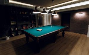 a room with a pool table in a room with books at Сосновый бор Ачинск in Mazul'skiy