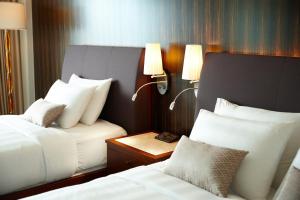 Postel nebo postele na pokoji v ubytování Lotte Hotel Busan