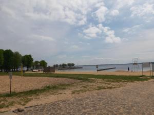 ギジツコにあるMieszkanie Giżyckoのバレーボールコートと水辺のあるビーチ