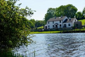 dom na brzegu rzeki z domem w obiekcie Corrigans Shore House w mieście Enniskillen