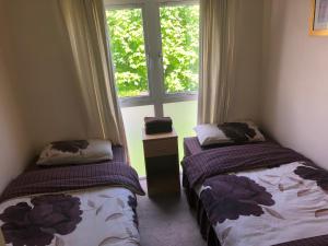 2 Betten in einem Zimmer mit Fenster in der Unterkunft Glancys Accomadation in Carrick on Shannon