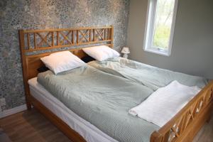 Un pat sau paturi într-o cameră la The Little Swedish Stuga