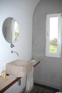 a bathroom with a sink and a mirror at Casa da Serra in Azeitao