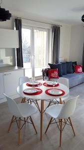 a white table and chairs in a living room at Sunshine in Ustronie Morskie