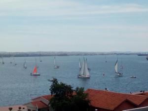 um grupo de veleiros em uma grande massa de água em Waterfront Luxury Sea View Apartment em Tessalónica