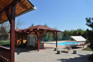 een paviljoen naast een zwembad met een paviljoen bij Lifestyle Balaton in Siófok