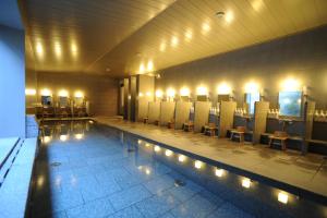 einen Pool mit einer Reihe von Spiegeln und Stühlen in der Unterkunft Chion-in Wajun Kaikan in Kyoto