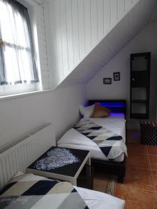 Cette chambre comprend 2 lits et une fenêtre. dans l'établissement Lifestyle Balaton, à Siófok