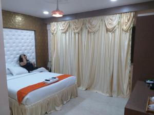 Postel nebo postele na pokoji v ubytování Setrac Orange Hotel