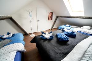 Łóżko lub łóżka w pokoju w obiekcie Bluestars Family