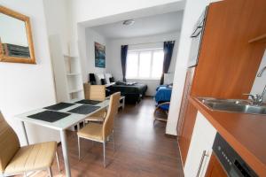 kuchnia i salon ze stołem i krzesłami w obiekcie Bluestars Family w Karlowych Warach +37 zdjęć