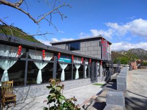 怀柔北京黄花城水长城德润居的建筑的侧面有红灯