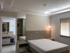 - une chambre avec un lit, un lavabo et un miroir dans l'établissement Apartamento 602 Edifício Thermas Palace, à Piratuba