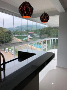 uma cozinha com uma grande janela com vista para um parque de estacionamento em Apartamento 602 Edifício Thermas Palace em Piratuba