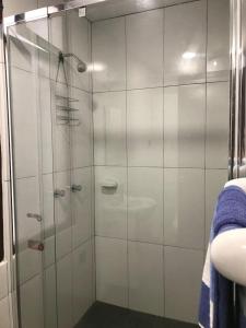 una ducha con puerta de cristal en un baño en Tezza Apartment two blocks from the American Embassy, en Lima