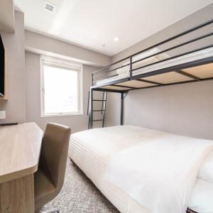 Двухъярусная кровать или двухъярусные кровати в номере Super Hotel Shonan Fujisawaeki Minamiguchi