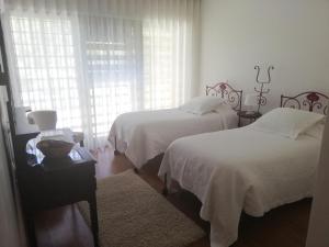 En eller flere senger på et rom på Casa do Engenho