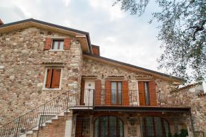 kamienny dom z klatką schodową na boku w obiekcie Casa Amalia w mieście Bardolino