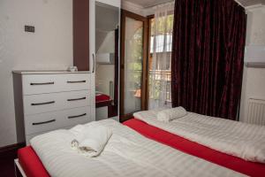 Voodi või voodid majutusasutuse Guest House VIP toas