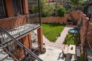 una vista aérea de un patio con patio en Guest House VIP, en Borjomi